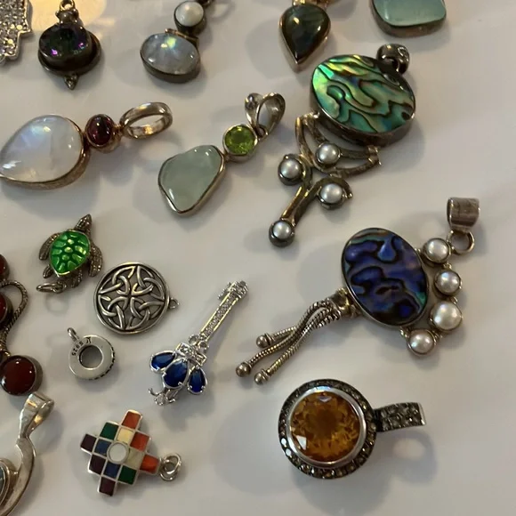 Beautiful 46 piece lot of ladies, assorted pendants/charms plus angel - Picture 7 of 11